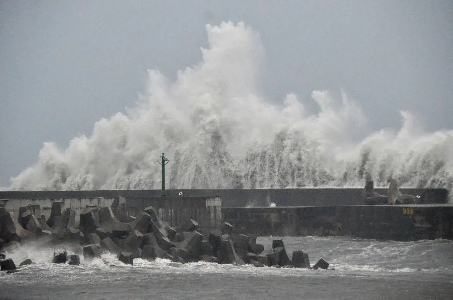 Typhoon Podul Hits Taiwan